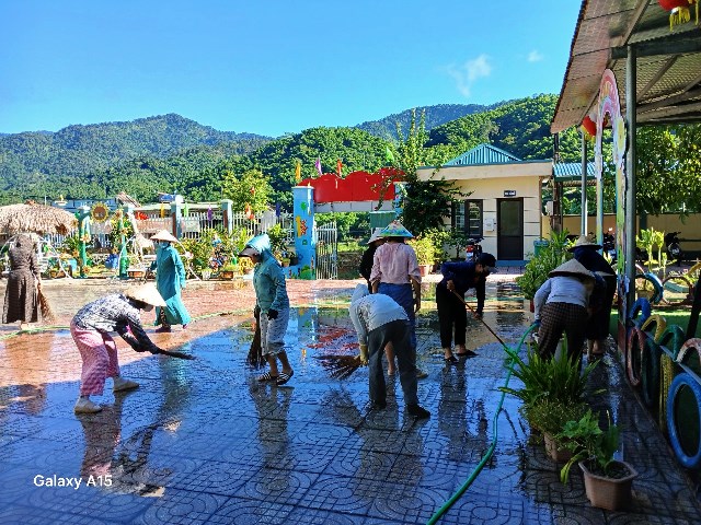 Đoàn viên các đơn vị trường học tích cực dọn dẹp vệ sinh trường, lớp chuẩn bị năm học mới.jpg