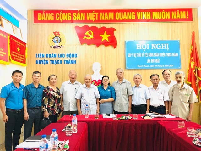 Các đồng chí Nguyên Lãnh đạo huyện, Lãnh đạo Công đoàn qua các thời kỳ chụp ảnh lưu niệm.jpg