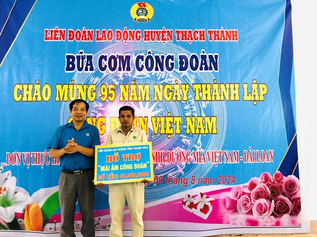 Đồng chí Nguyễn Ngọc Phương -Phó chủ tịch LĐLĐ huyện trao hỗ trợ cho đoàn viên Nguyễn Văn Phi.jpg