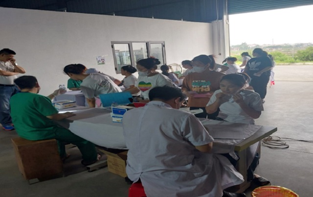 Công đoàn Công ty TNHH Giầy Kalebo, huyện Hậu Lộc phối hợp tổ chức khám sức khoẻ miễn phí cho công nhân.