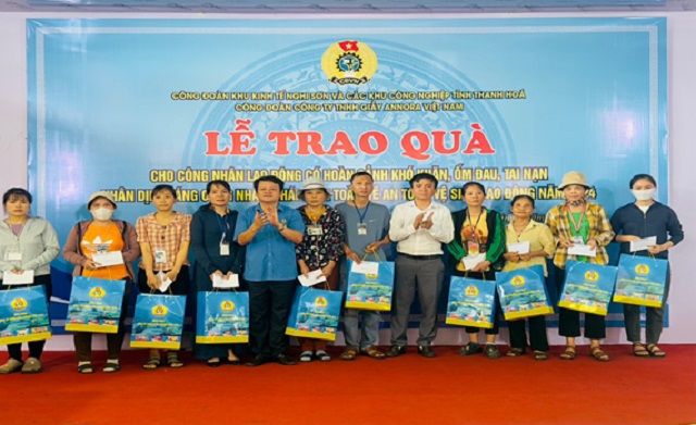 Công đoàn Công ty TNHH Giầy Annora Việt Nam tổ chức “ Trao quà cho CNLĐ có hoàn cảnh khó khăn, ốm đau, tai nạn nhân dịp tháng công nhân, tháng hành động về ATVSLĐ” năm 2024