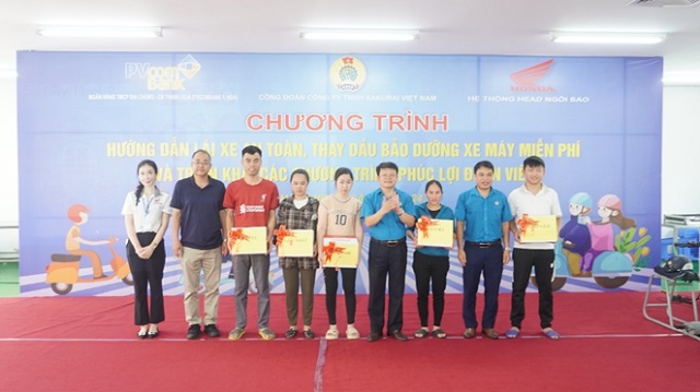 Hướng dẫn lái xe an toàn, thay dầu bảo dưỡng xe máy miễn phí cho công nhân, lao động Công ty TNHH Sakurai Việt Nam