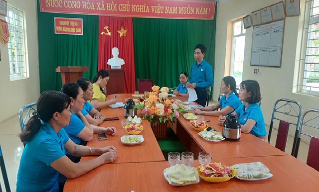 Liên đoàn Lao động huyện Thiệu Hoá trao 49 suất quà cho công nhân viên chức, người lao động bị ốm đau, bệnh hiểm nghèo