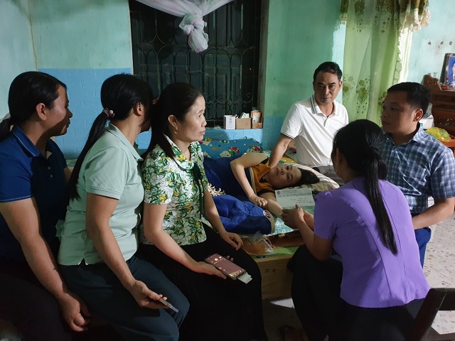 Công đoàn Trường Tiểu học Cao Thịnh trao hỗ trợ cho đoàn viên có hoàn cảnh khó khăn mắc bệnh hiểm nghèo