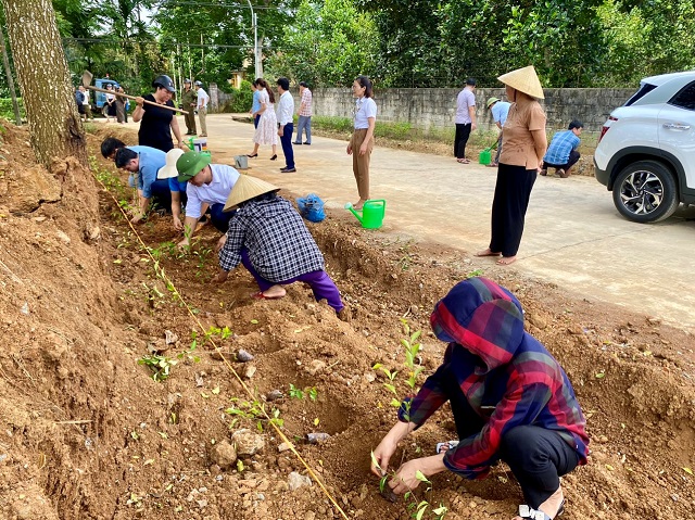 Các CĐCS trên địa bàn xã Lam Sơn, huyện Ngọc Lặc sôi nổi tổ chức nhiều hoạt động thiết thực hưởng ứng ngày môi trường thế giới, ngày đại dương thế giới, Tháng hành động vì môi trường năm 2024