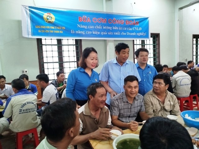 Hơn 170 đoàn viên, người lao động cùng ăn “Bữa cơm Công đoàn”