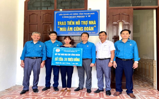 Công đoàn ngành Y tế Trao tiền hỗ trợ đoàn viên Công đoàn sửa nhà ở “Mái ấm Công đoàn”