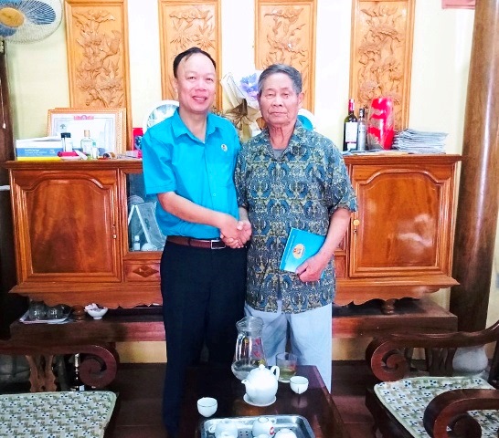 Như Xuân: thăm, tặng quà các đồng chí nguyên là lãnh đạo LĐLĐ huyện qua các thời kỳ nhân kỷ niệm 95 năm Ngày thành lập Công đoàn Việt Nam (28/7/1929 - 28/7/2024)