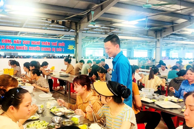 Công đoàn Công ty TNHH Ny Hoa Việt phối hợp với Lãnh đạo Công ty tổ chức “Bữa cơm công đoàn - Ấm lòng đoàn viên”.