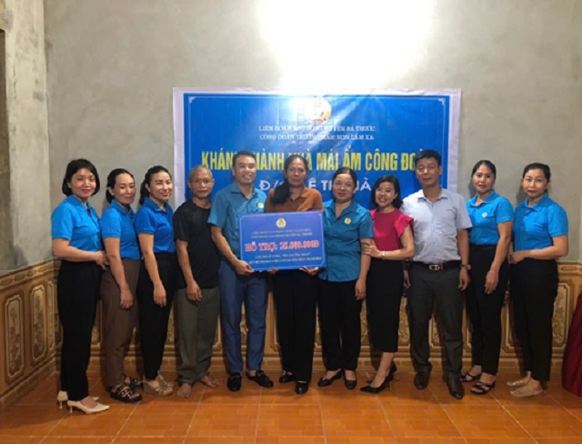Liên đoàn Lao động huyện Bá Thước trao nhà “Mái ấm Công đoàn”.