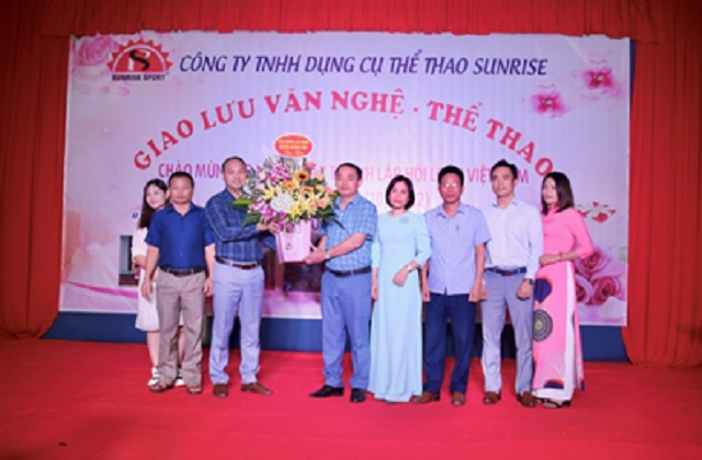 Công đoàn Công ty TNHH DCTT Sunrise Hoằng Hóa tổ chức giao lưu văn nghệ - thể thao chào mừng 92 năm ngày Phụ nữ Việt Nam và kỷ niệm 8 năm ngày thành lập công ty