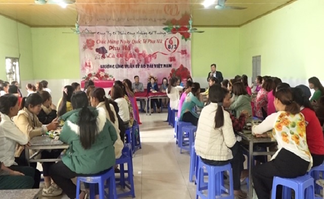 Liên đoàn Lao Động huyện Như Xuân tặng áo dài cho nữ đoàn viên Công đoàn, công nhân lao động