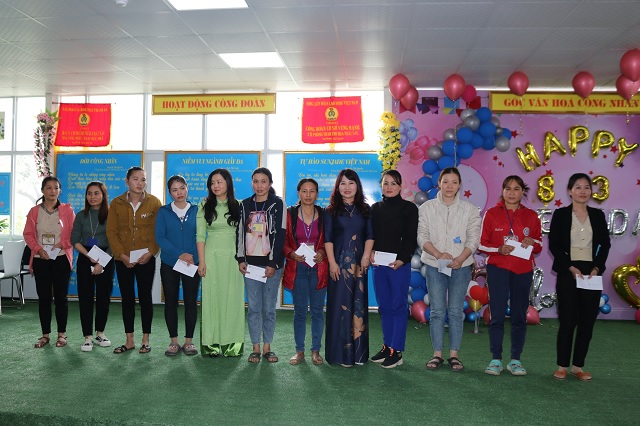 Ban nữ công Công đoàn Viên chức tỉnh trao tặng áo dài cho nữ đoàn viên, công nhân lao động tại Công ty giày Sunjade Việt Nam.