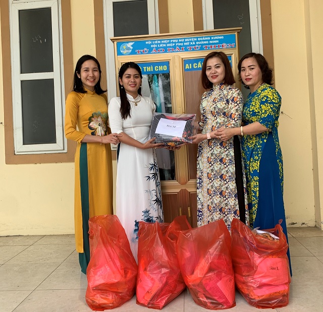 Công đoàn Viên chức tỉnh trao tặng áo dài nhân dịp kỷ niệm 113 năm Ngày Quốc tế phụ nữ 8/3 và 1983 năm Ngày Khởi nghĩa Hai bà Trưng