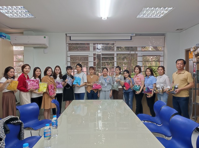 Liên đoàn Lao động huyện Ngọc Lặc tặng áo dài, trao gửi yêu thương cho nữ công nhân công ty TNHH Việt Pan Pacific Thanh Hóa.
