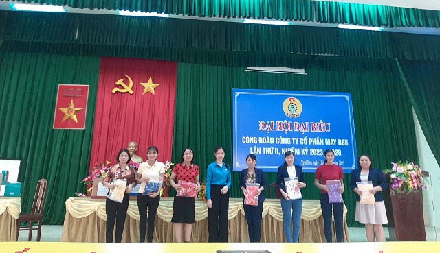 Liên đoàn Lao động thị xã Nghi Sơn với chương trình “Tặng áo dài, trao gửi yêu thương, giữ gìn nét đẹp truyền thống”