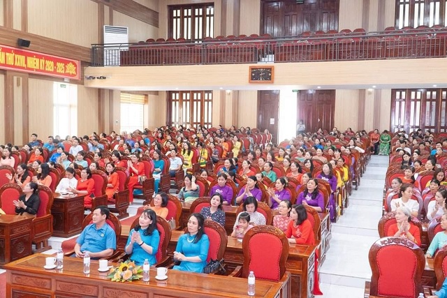 Liên đoàn Lao động huyện Hậu Lộc tổ chức Chương trình sinh hoạt nữ công với chủ đề “Quản trị cảm xúc, bí quyết giữ gìn hạnh phúc gia đình”