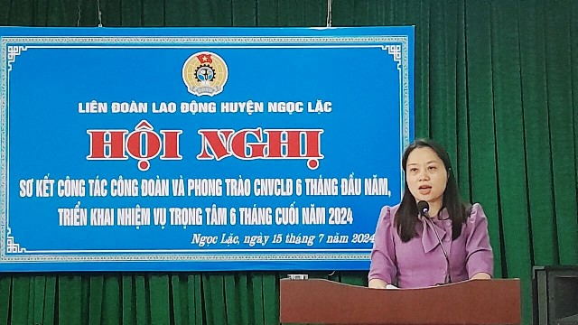 Ảnh 2 Đồng chí Phạm Thị Thu ủy viên BTV, Trưởng ban Dân vận Huyện ủy, Chủ tịch Ủy ban MTTQ huyện phát biểu chỉ đạo Hội nghị.jpg