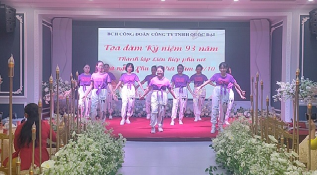 Công đoàn Công ty TNHH Quốc Đại, huyện Hoằng Hóa tổ chức Tọa đàm kỷ niệm ngày 20/10 và trao tặng áo dài cho Nữ CNLĐ có hoàn cảnh khó khăn.