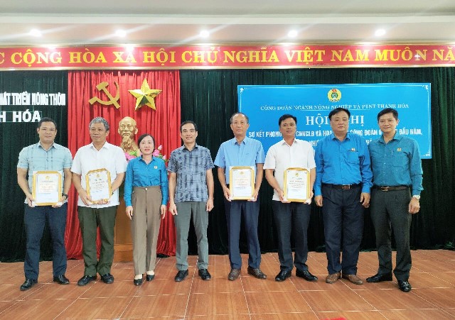Các đ_c LĐ Sở_ LĐ LĐLĐ tỉnh_ LĐ CĐN trao thưởng cho các tập thể.jpg