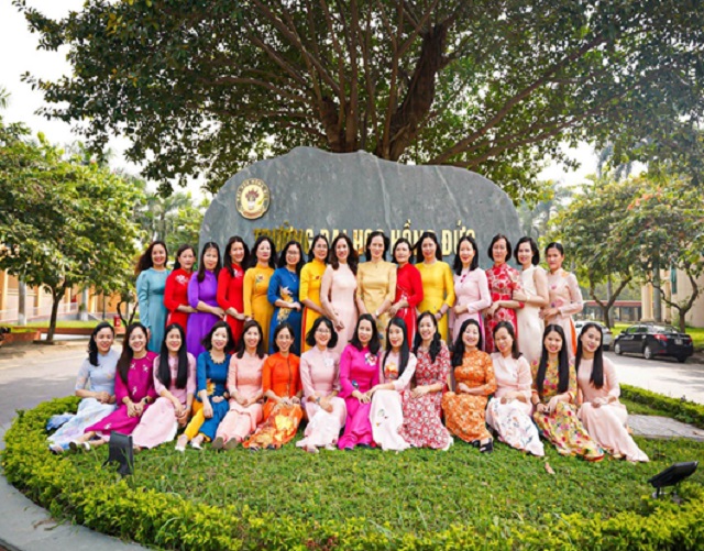 Nữ cán bộ, giảng viên Trường Đại học Hồng Đức hưởng ứng “Tuần lễ áo dài Việt Nam” chào mừng kỷ niệm 93 năm Ngày Phụ nữ Việt Nam 20/10