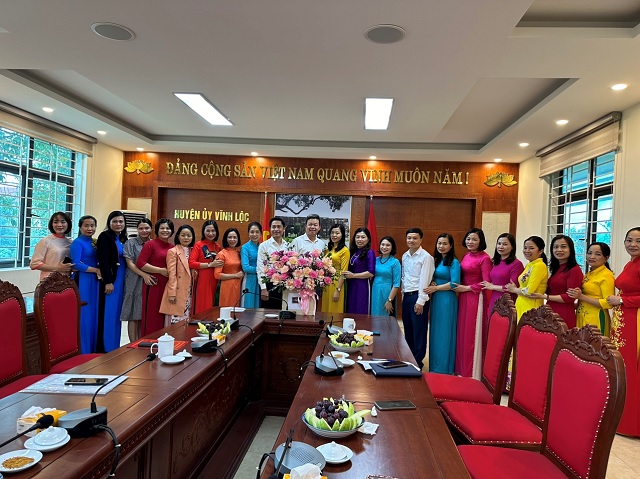 Công đoàn cơ quan Khối Đảng - Đoàn thể tổ chức toạ đàm, giao bóng chuyền hơi chào mừng kỷ niệm 114 năm ngày Quốc tế phụ nữ 8/3; 1984 năm khởi nghĩa hai Bà Trưng và Ngày Quốc tế hạnh phúc 20/3