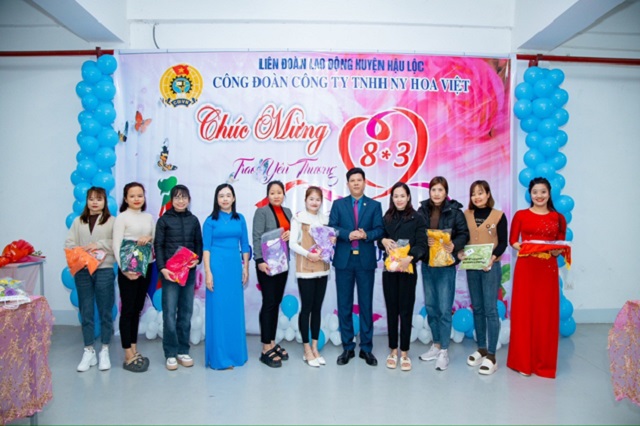 LĐLĐ huyện Hậu Lộc trao tặng áo dài cho nữ đoàn viên Công ty TNHH Ny Hoa Việt