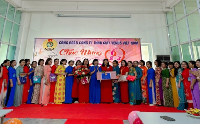 LĐLĐ huyện Hà Trung Trao “Tặng áo dài, trao gửi yêu thương, gìn giữ nét đẹp truyền thống”
