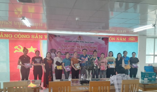 Liên đoàn Lao động huyện Thạch Thành tổ chức chương trình “Tặng áo dài, trao gửi yêu thương, giữ gìn net đẹp truyền thống năm thứ 2”