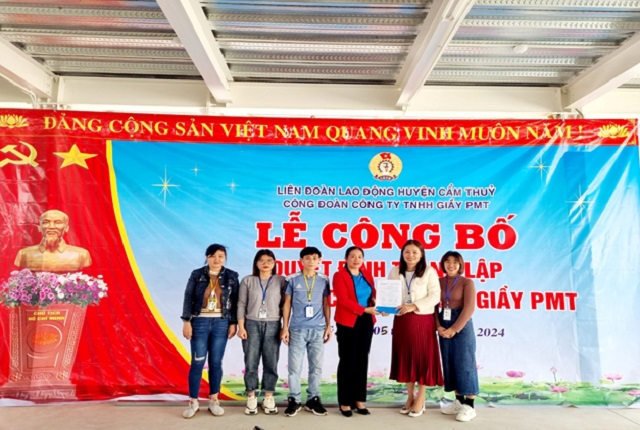 Liên đoàn Lao động huyện Cẩm Thủy thành lập CĐCS Công ty TNHH giày PMT