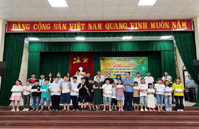 Gặp mặt, biểu dương các cháu học sinh là con cán bộ, công chức, người lao động đạt thành tích cao trong năm học 2023 - 2024