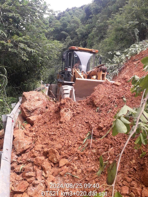 Đoàn viên, CNVCLĐ ngành Giao thông vận tải thi đua lao động, tham gia khắc phục sự cố, đảm bảo giao thông trên các tuyến đường trong mùa mưa lũ