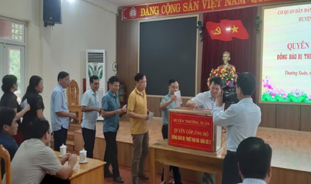 Chung tay ủng hộ đồng bào bị bão lũ phía Bắc