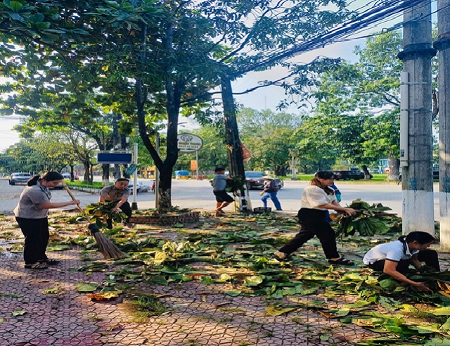 Đoàn viên, CNVCLĐ Thị xã Bỉm Sơn hưởng ứng ra quân xây dựng nếp sống văn minh đô thị.