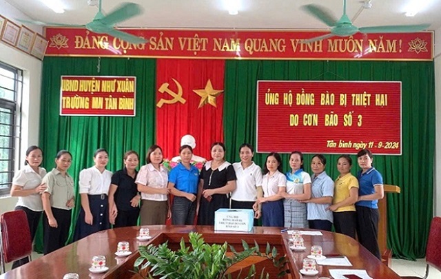 Các trường học trên địa bàn huyện Như Xuân tích cực vận động cán bộ, đoàn viên, người lao động quyên góp hỗ trợ đồng bào bị bão, lũ