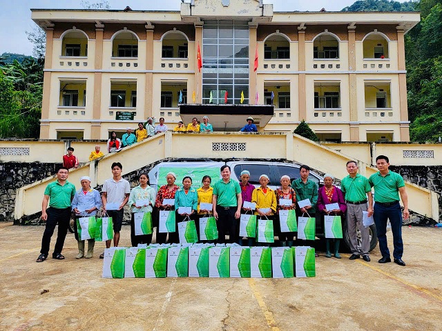 Công đoàn Công ty TNHH liên doanh phân bón Hữu Nghị tổ chức thăm hỏi tặng quà cho nhân dân xã Yên Lạc, huyện Nguyên Bình, tỉnh Cao Bằng bị thiệt hại do cơn bão số 3