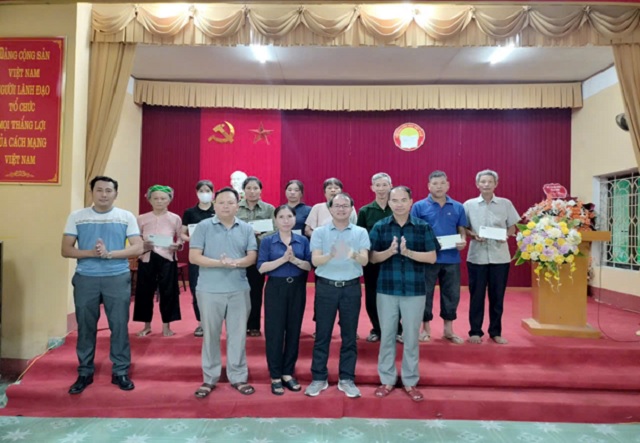 Công đoàn Công ty cổ phần Anh Phát Petoro phối hợp với chuyên môn tặng quà cho nhân dân bị ảnh hưởng thiệt hại do cơn bão số 3 gây ra tại huyện Văn Yên, tỉnh Yên Bái