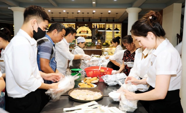 Công đoàn Công ty cổ phần Dạ Lan phối hợp với chuyên môn chuẩn bị gần 1.100 suất xôi chả phục vụ Cán bộ, chiến sỹ, dân quân tham gia phòng chống lụt