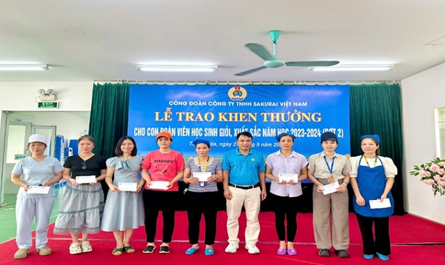 Công đoàn Sakurai trao quà khuyến học cho 621 đoàn viên có con đạt thành tích học tập xuất sắc và đậu đại học.