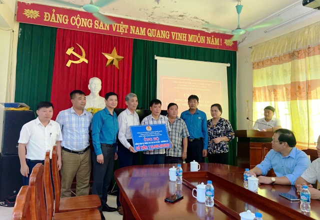 Công đoàn ngành Nông nghiệp và PTNT Thanh Hoá tham gia Ủng hộ đồng bào bị thiên tai