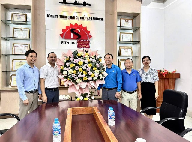 Lãnh đạo LĐLĐ huyện Hoằng Hóa chúc mừng các doanh nghiệp nhân ngày Doanh nhân Việt Nam 13/10