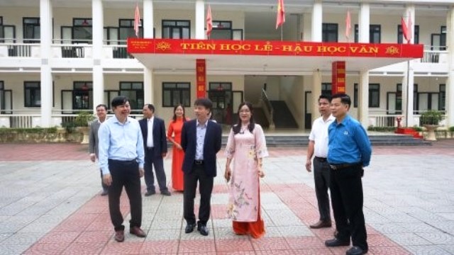 Liên đoàn Lao động tỉnh Thẩm định hồ sơ đề nghị công nhận cơ quan, đơn vị đạt chuẩn văn hóa.