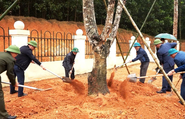 Đoàn viên, công chức, viên chức, người lao động huyện Như Xuân hưởng ứng Lễ phát động Tết trồng cây năm 2025