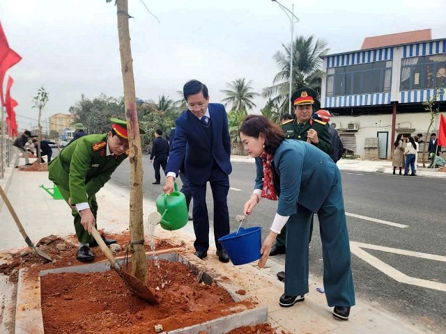 Cán bộ, công chức, viên chức, người lao động huyện Hậu Lộc tham gia Lễ phát động phong trào trồng cây xanh nhân dịp đầu Xuân Ất Tỵ năm 2025