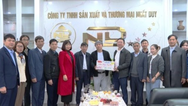 Bí thư Huyện ủy Triệu Sơn Lê Văn Tuấn, thăm, chúc Công ty trách nhiệm hữu hạn sản xuất và thương mại Nhất Duy xã Triệu Thành huyện Triệu Sơn ra quân sản xuất đầu năm