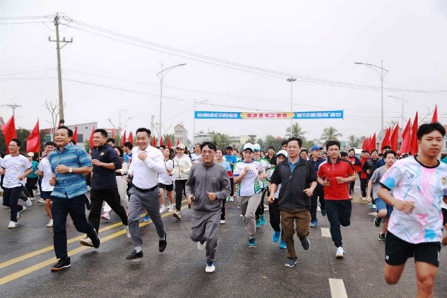 Hơn 1.000 cán bộ công nhân viên chức lao động tham gia Lễ phát động “Toàn dân rèn luyện thân thể theo gương Bác Hồ” và Ngày chạy Olympic trên địa bàn Huyện Hậu Lộc