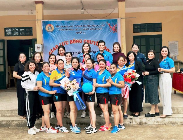 Cụm thi đua số 5 Liên đoàn Lao động huyện Ngọc Lặc tổ chức giao lưu Bóng chuyền hơi nữ