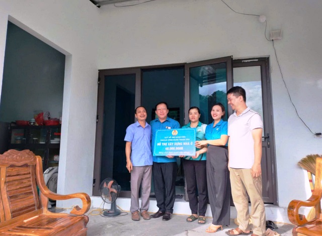 Liên đoàn Lao động huyện Mường Lát trao tiền hỗ trợ xây dựng nhà “Mái ấm Công đoàn” cho đoàn viên khó khăn