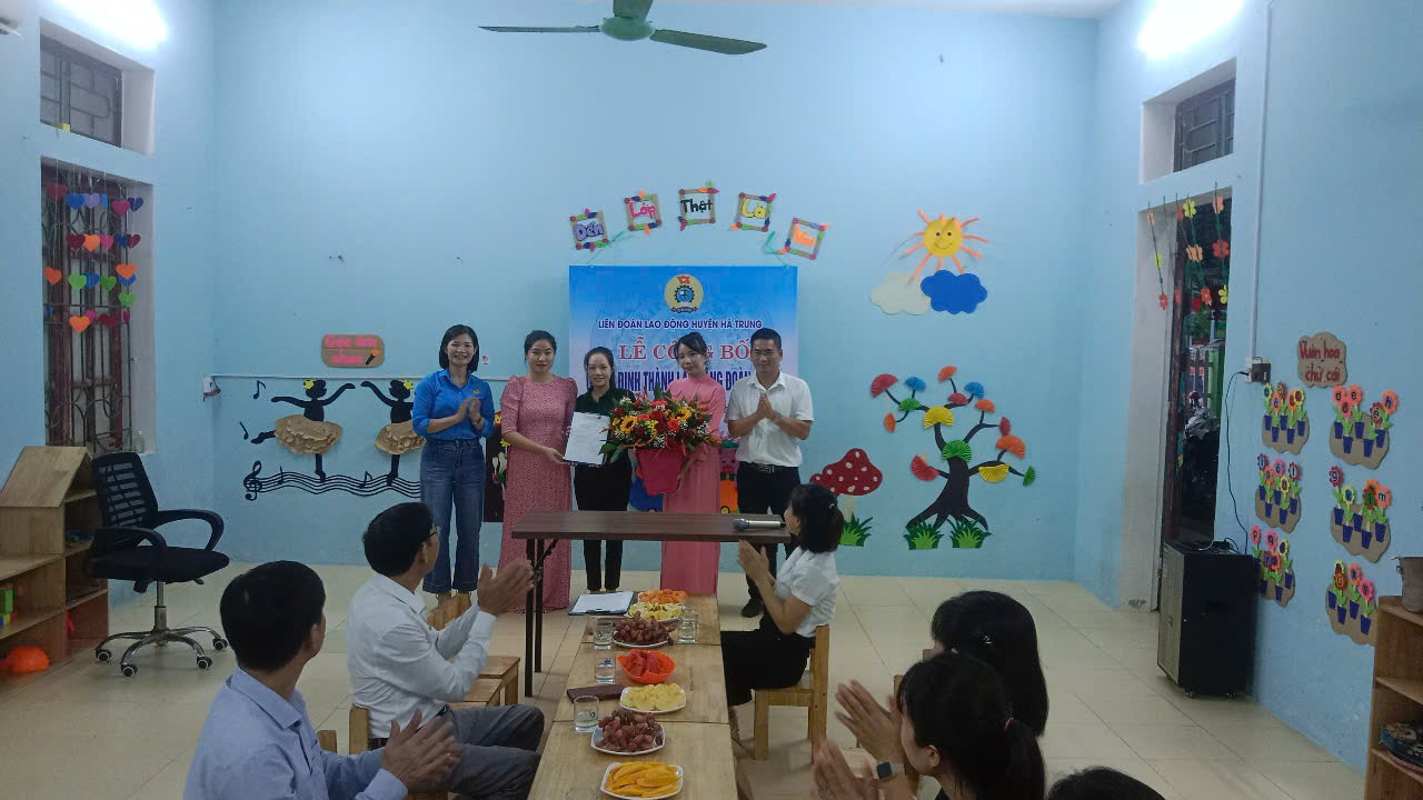 Liên đoàn Lao động huyện Hà Trung công bố Quyết định thành lập Cong đoàn cơ sở Mầm non Hoa Mặt Trời