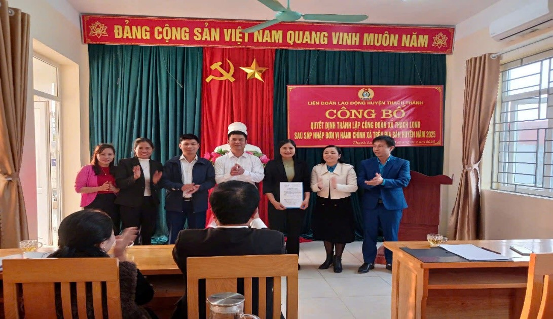 Liên đoàn Lao động huyện Thạch Thành công bố Quyết định thành lập Công đoàn cơ sở theo sắp xếp đơn vị hành chính